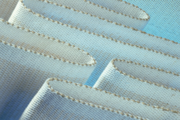 Correias exclusivas com características únicas  Quando a ausência de uma junção é algo importante (ou se a junção numa correia se provar problemática), ou se necessitar de uma maior força na correia, ou desejar garantir uma qualidade contínua do produto, ou se uma correia tiver de absorver a humidade ou se exigir uma precisão extrema, as correias tecidas sem fim da Ammeraal Beltech são a solução certa.