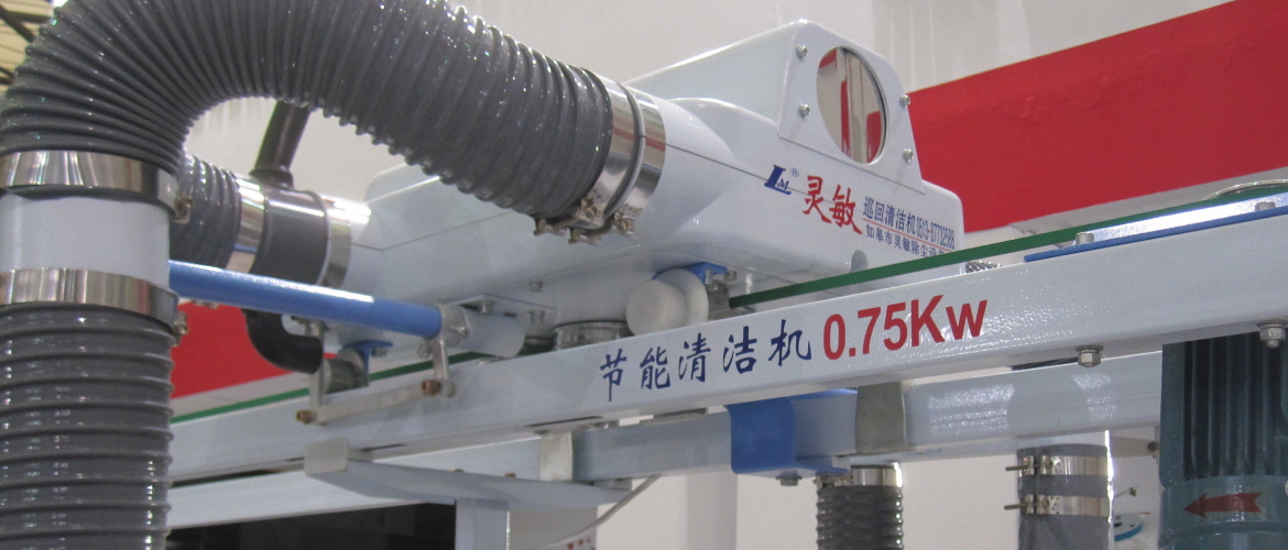 Para a limpeza pneumática de open-end, de fiação por anéis, torcedores, bobinadoras. Os limpadores-aspiradores móveis reduzem dramaticamente o trabalho de limpeza manual. As correias planas movem a máquina para a frente e para trás e também dirigem o aspirador.