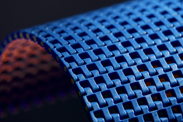 As Correias uni Modular têm tração positiva, são silenciosas e duradouras.  Montadas num padrão de tijolo, podem ser fabricadas com praticamente qualquer comprimento e largura, estando disponível uma vasta gama de acessórios para personalizar a correia de acordo com a aplicação ou processos específicos.