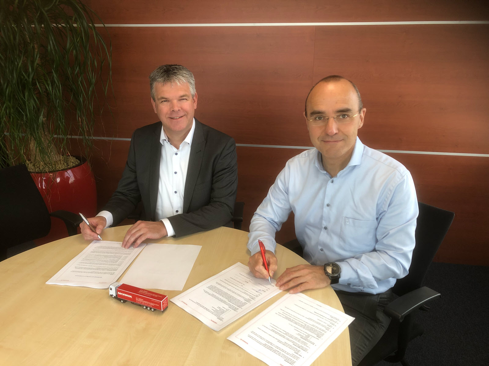 Piet Herder van Ammeraal Beltech en Jos Dumoulin van ROCKWOOL ondertekenen de samenwerkingsovereenkomst