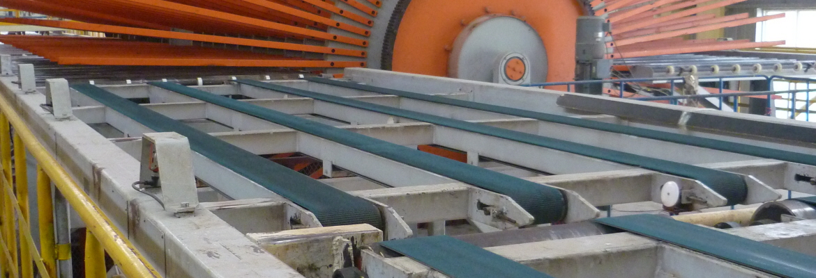 Após a compressão das placas, estas são transportadas para uma grande roda de refrigeração para serem arrefecidas com recurso ao ar e viradas.