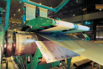 A Ammeraal Beltech disponibiliza correias especialmente concebidas para máquinas de enrolar e para o transporte de chapas de metal, bem como correias de feltro para extrusão e correias sintéticas para corte longitudinal e polimento.  A Ammeraal Beltech combinou materiais inovadores e um design baseado na experiência para desenvolver as melhores soluções de correias para a indústria metalúrgica.  