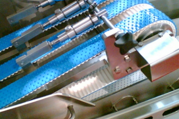 As Correias Ultrasync são correias de tração positiva à base de tecido, que combinam as vantagens e características das correias transportadoras sintéticas com as das correias de tração positiva, como é o caso das correias modulares e dentadas.