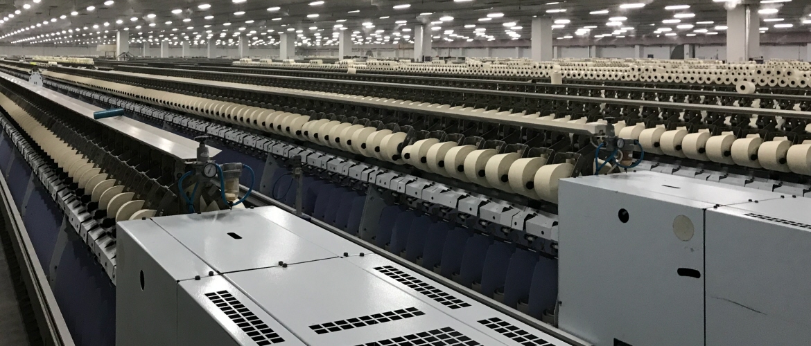 Dois ou mais fios de uma só ponta são torcidos entre si para formar um fio torcido de múltiplas camadas. Os fusos são impulsionados por correias tangenciais ou por motores separados.