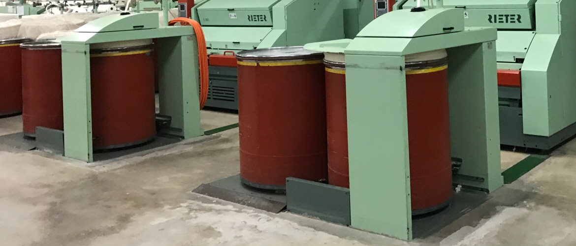 As máquinas de cardação alinham as fibras soltas em mecha. As máquinas de cardação são acionadas por correias de transmissão e tem fitas de fiação instaladas para garantir uma saída sem fricções da fita cardada para fora da máquina.