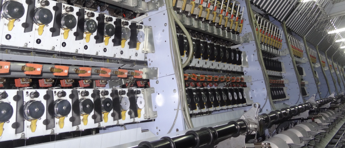 As fibras fabricadas pelo homem são, geralmente, muito uniformes e com menos "carácter" no que diz respeito ao toque. A texturização é a formação de dobras, laços, espirais ou frisados nos filamentos para lhe conferir as típicas características dos fios.