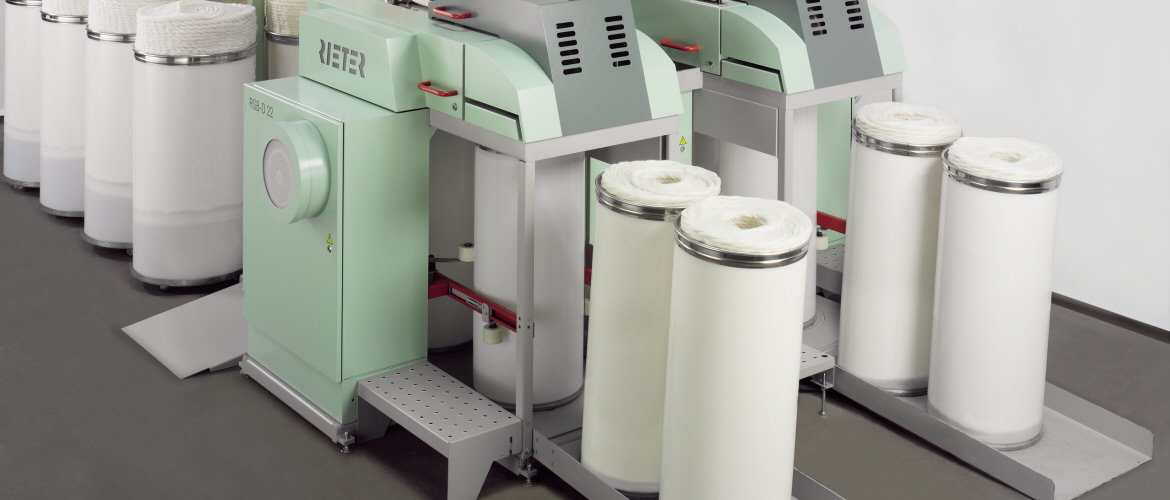 A estrutura de passadores estica e emparelha as fibras têxteis, um processo que equilibra as desigualdades dentro das mechas. As mechas da carda passam por várias unidades de alongamento entre os rolos com peso e são fiados em espirais em potes de fiação.