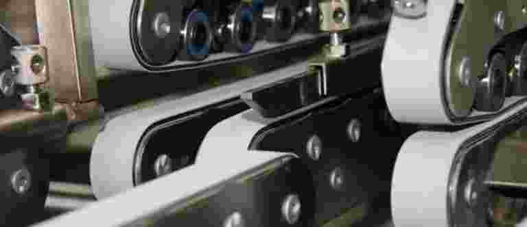 Las máquinas corrugadoras modernas de alto rendimiento producen enormes volúmenes. Los principales fabricantes de equipamiento original y usuarios finales han elegido las soluciones para bandas de Ammeraal Beltech por su procesamiento fiable y seguro. 